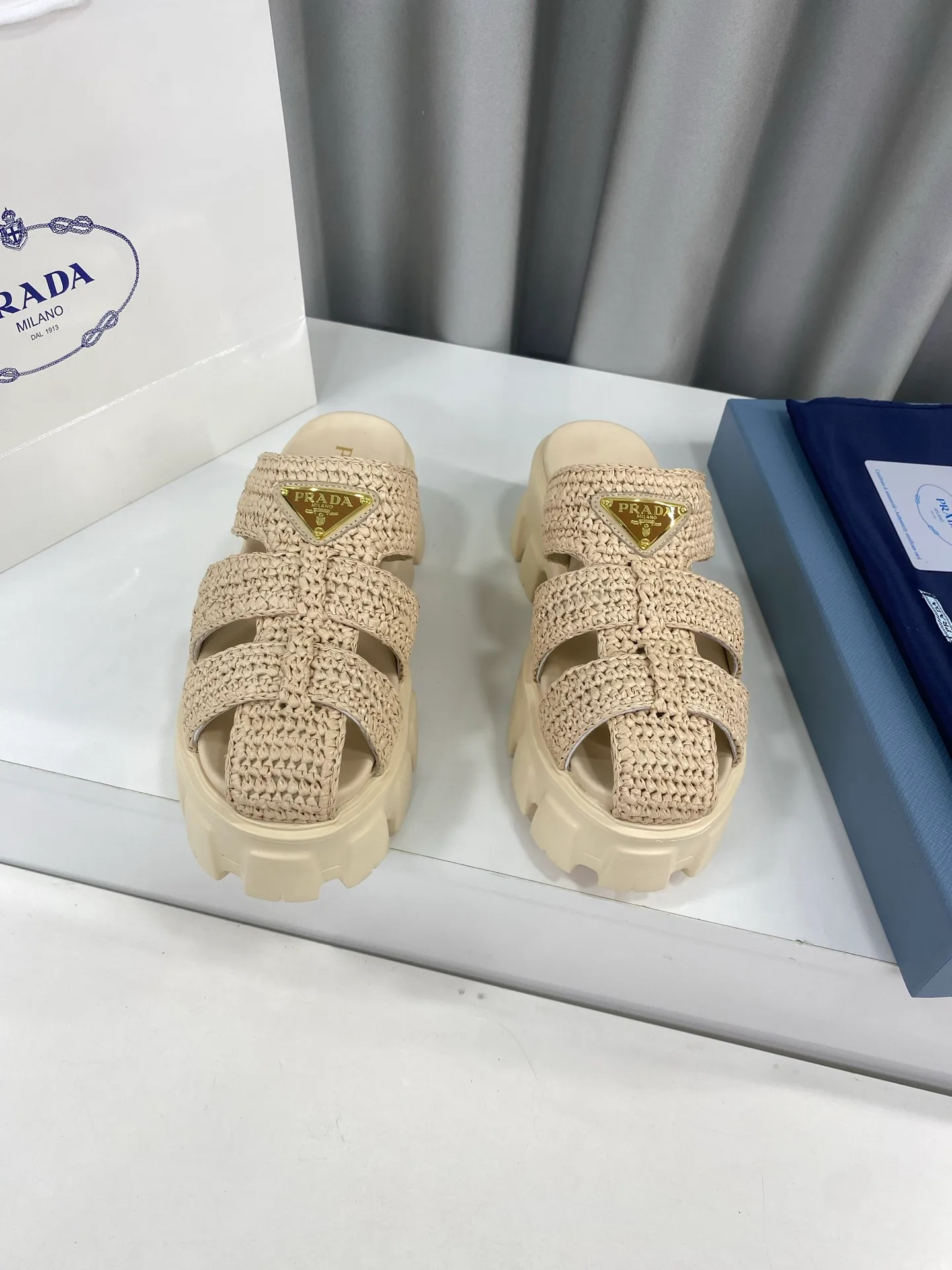 👟👟Ex-factory price 520👟👟 Prada's latest bamboo cage weaving thick-soled triangle buckle sandals☑️ Latest environmentally friendly PP material, fully hand-crocheted, just like knitting sweaters, slow work and meticulous work, retro fashionable thick-soled shoes, with woven uppers, making the whole pair of shoes light and comfortable, bright colors, satisfying various choices for fashionable people with different styles! The iconic metal triangle logo is paired with the shape of ancient beach sandals. Every design element is fashionable! Size: Women's 35-39 (34, 40, custom-made, non-returnable) Full set of counter original packaging